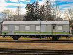 Graz. Zwischen einigen Materialwägen, findet sich am Grazer Ostbahnhof auch ein ÖBB Wohnwagen. Den ÖBB 9440 546 konnte ich am besagten Ort am 20.02.2022 fotografieren.