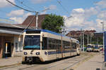 Tw.411 + 117 bei der Einfahrt in die Haltestelle Wien - Wolfganggasse.