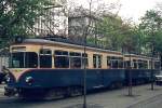Zwei der  Kölner  Triebwagen der Wiener Lokalbahnen stehen im Frühjahr 1974 abfahrbereit nach Baden an der Haltestelle Wien Oper.