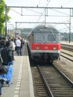 Steuerwagen Bauart Karlsruhe Totgesagte leben manchmal l�nger. Hier f�hrt eine 3-teilige n-Wagen Garnitur (immern noch als Eurobahnersatzverkehr und es ist noch kein Ende absehbar) am 15.5. als Pendel Kaldenkirchen-Venlo in Venlo ein. Nur hat man die Kapazit�ten mitlerweile soweit reduziert, dass der Zug, wie man ja schon am Bahnsteig sieht, zum brechen voll war. Am Zugende schiebt eine Lok der Br 111.