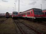 Wittenberger Steuerwagen und Doppelstockeinheiten stehen zahlreich in verschiedenen Ecken von ...