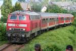 Die 218 408-3 zieht ihre RB Hunsr�ckbahn aus Boppard HBF ...