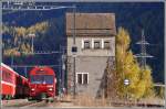 In Ardez neben dem alten Transformatorenhaus wartet R1945 mit Steuerwagen ...