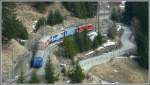 steuerwagen R1444 mit Steuerwagen 1703 windet sich bei Langwies talw�rts. (25.03.2010)
