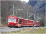 RE1044 aus Davos mit Steuerwagen 1758 bei Malans. (18.03.2010)  ...
