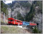 R1440 �berquert das Castielertobel mit seinem sch�nen Wasserfall. (11.04.2010)  ...
