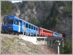 steuerwagen Schon unz�hlige Male bin ich �ber die Castielertobelbr�cke gefahren und so wollte ich mir das mal aus der N�he ansehen. Insgesamt fast zwei Stunden Fussmarsch runter und wieder rauf zur Postautohaltestelle Calfreisen brachten mich an diese sch�ne Stelle. R1441 mit Steuerwagen 1703 ist auf dem Weg nach Arosa. (11.04.2010)