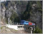 R1441 mit Steuerwagen 1703 �berquert das Castieler Tobel. (11.04.2010)  ...