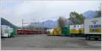 steuerwagen S2 1561 passiert das Calanda Br�u Verteillager in Felsberg. (21.04.2010)
