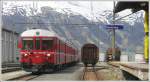 R1937 aus Scuol-Tarasp mit Steuerwagen 1721 f�hrt in Pontresina ein. ...