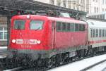 Stimmungsbilder Die 110 210-2 zieht ihren ICE Ersatzzug aus Hamm nach K�ln gerade durch Wuppertal HBF in ordentlichem Schneefall, im Schlepp h�ngt 115 346-9, aufgenommen am 29.01.2010