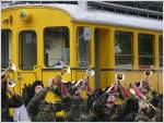 Vor dem ABe 4/4 I 34 schmettern die Gebirgsj�ger Bersaglieri ...