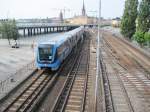 Stockholm U-Bahn 10.7.2010 15:15 Stockholmer Tunnelbanan vom Typ C20 ber der Ausfahrt aus dem Knotenpunkt Slussen in Richtung Gamla Stan. Dieses Bild ist das vorher letzte Bild meiner Schweden-Reise.