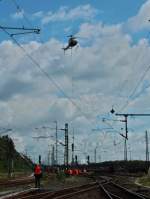 Mit Hilfe eines Hubschraubers ...  Mario Sch�rholz 07.08.2011