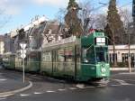 der Dreiwagenzug 488 1476 und 1465 fahren auf die Haltestelle ...