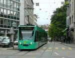 strasenbahn-basel-bvb-blt Wegen Bauarbeiten zwischen Messeplatz und Eglisee sind die Linien
2 und 6 aneinander gekuppelt und damit fahren Combinos auf die Linie 2.
Combino Be 4/8 322 bei der Haltestelle Bankverein am 28.07.10.