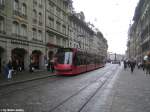 strasenbahn-bern-bernmobil Combino 758 am 7.1.2010 zwischen dem Bahnhof Bern und dem Zytgloggeturm. W�hrend das Tram mit dem Kopfsteinpflaster in der Spitalgasse kein Problem hat, ist die Fahrt im Bus hier eher ungem�tlich.