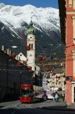Eine moderne Innsbrucker Stra�enbahn, die von der Farbgebung an den ...