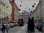 strasenbahn-innsbruck Zwei M�glichkeiten, die Stadt Innsbruck zu entdecken, begegnen sich am 22.12.09 in der Maria Theresien Stra�e. (Jeanny) 