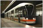 strasenbahn-linz Niederflurwagen in der Tunnelhalstestelle Hauptbahnhof. Aufgenommen am 13.02.10.