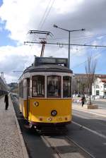 Lissabon, 19.02.2010, Stra�enbahnlinie 25 in Richtung Rua da Alf�ndega in ...