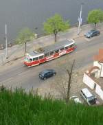 Strasenbahn Prag Einen sehr sch�nen �berblick hat man von der Prager Hochburg, dem Vy�ehrad. Hier f�hrt ein unbekannter T3 auf der Linie 17 Richtung 'S�dli�tě Modřany' an der Moldau entlang und wird gleich den Vy�ehrad unterqueren. Prag, 2010-04-27.