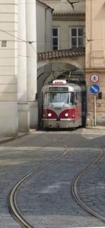 Strasenbahn Prag Auf verschlungenen Pfaden und mitten durchs Haus f�hrt die Prager Sta�enbahn auf der Kleinseite (Mal� Strana). Hier erreicht der behindertenfreundlich umgebaute T3R.PLF 8266 gleich die Haltestelle 'Malostransk� n�měst�'. Prag, 2010-04-28.