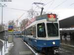 Strasenbahn Zurich VBZ Nr. 2013 (Be 4/6 ''Tram 2000'') am 28.1.10 beim Bellevue. Noch tr�gt die 2013 die rote Dachtafel f�r die Linie 15, obwohl die innerhalb der roten Dachwerbung nicht sehr gut zur Geltung kommt.