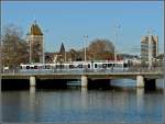Strasenbahn Zurich VBZ Tram Be 4/6 'Tram 2000' bef�hrt am 27.12.09 die Bahnhof-Br�cke �ber die Limmat in Z�rich, w�hrend links im Hintergrund das Schweizerische Landesmuseum zu sehen ist. (Hans)