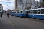 Strasenbahn Zurich Be 4/6 1688 und Be 4/6 1685 n�hern sich am 1.4.10 der Haltestelle Kalkbreite.

