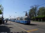 Strasenbahn Zurich VBZ Nr. 1681+1675 (Be 4/6 ''Mirage'') am 29.4.2010 beim B�rkliplatz. Von einst 90 Mirages, sind heute noch 20 in Z�rich, und es werden nur noch sehr wenige eingesetzt. Am meisten Gl�ck hat man dabei auf dem 2er, wo mir diese Dotra, mit gleicher Dachwerbung begegnete.