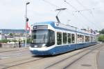 Strasenbahn Zurich Am 30.6.10 erreicht die Cobra 3019 den B�rkliplatz.