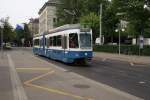 Strasenbahn Zurich Be 4/6 2068 n�hert sich am 30.6.10 dem B�rkliplatz.