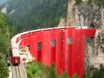 Ge 4/4 III 645 �berquert den in rot geh�llten Landwasserviadukt ...