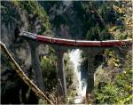 strecke-albulabahn-1-rei-fi Zug auf dem Landwasser-Viadukt.
15. Oktober 2007