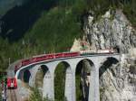 strecke-albulabahn-1-rei-fi Eine Ge 4/4 III ziet einen RE von Chur nach St. Moritz �ber das Landswasserviadukt.