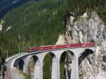 strecke-albulabahn-1-rei-fi Es gibt zwar schon viele Bilder vom Landwasserviadukt bei Filisur, trotzdem hoffe ich dass euch meine Bilder gefallen. Hier passiert ein Re nach Chur am 6.7.2010 die Br�cke.