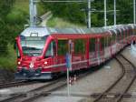Ein Bernina Express, gezogen von einem Allegra-Triebzug f�hrt auf dem ...