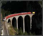 strecke-albulabahn-1-rei-fi Hier nach das gleiche Bild, mit dem Zug etwas weiter vorne und in Farbe.
(15.Oktober 2007)