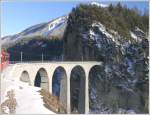 Der frisch erneuerte Landwasserviadukt erstrahlt im besten Licht. (12.01.2010)  ...