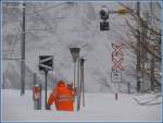 strecke-berninabahn-sm-ti Nicht alles geht maschinell, auch viel Handarbeit ist angesagt auf Alp Gr�m. (01.12.2009)