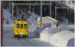 Arbeiter, die die Stationen vom Schnee befreien, verschieben sich mit ...