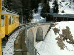 Extrafahrt St.Moritz-Tirano.Der Gelbe Zug der Berninabahn talw�rts auf der Fahrt ...