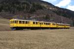 strecke-berninabahn-sm-ti Der ganz in gelb verkehrende Berninabahn-Jubil�umszug n�hert sich am 28.3.10 Poschiavo. Zugpferde waren die historischen Triebwagen ABe 4/4 34 und ABe 4/4 30.

