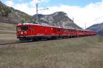 strecke-berninabahn-sm-ti Gem 4/4 801 und ABe 4/4 II 46 befinden sich am 28.3.10 oberhalb von Poschiavo.