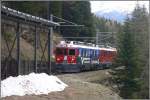 strecke-berninabahn-sm-ti BEX 976 mit Triebwagen 53 und 55 n�hert sich der Galerie vor der Br�cke �ber das Val da Pila. (20.05.2010)