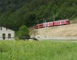 strecke-berninabahn-sm-ti Der ABe 8/12 kurz vor Brusio auf dem erst letztes Jahr nach einem Felssturz neu erbauten Damm.
8. Mai 2010