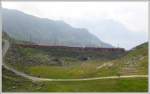 strecke-berninabahn-sm-ti R1625 mit Allegra unterhalb der Lago Bianco Staumauer. Das hier zu sehende Trasse verlief urspr�nglich in einem weiten S-Bogen und wurde durch die Begradigung um 216m k�rzer. (14.07.2010)