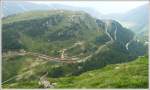 strecke-berninabahn-sm-ti R1625 schl�ngelt sich nach Alp Gr�m hinunter, wo sch�n die drei Ebenen erkennbar sind. (14.07.2010)