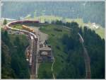 Full house in Alp Gr�m. Es kreuzen sich BerninaExpress 973 ...